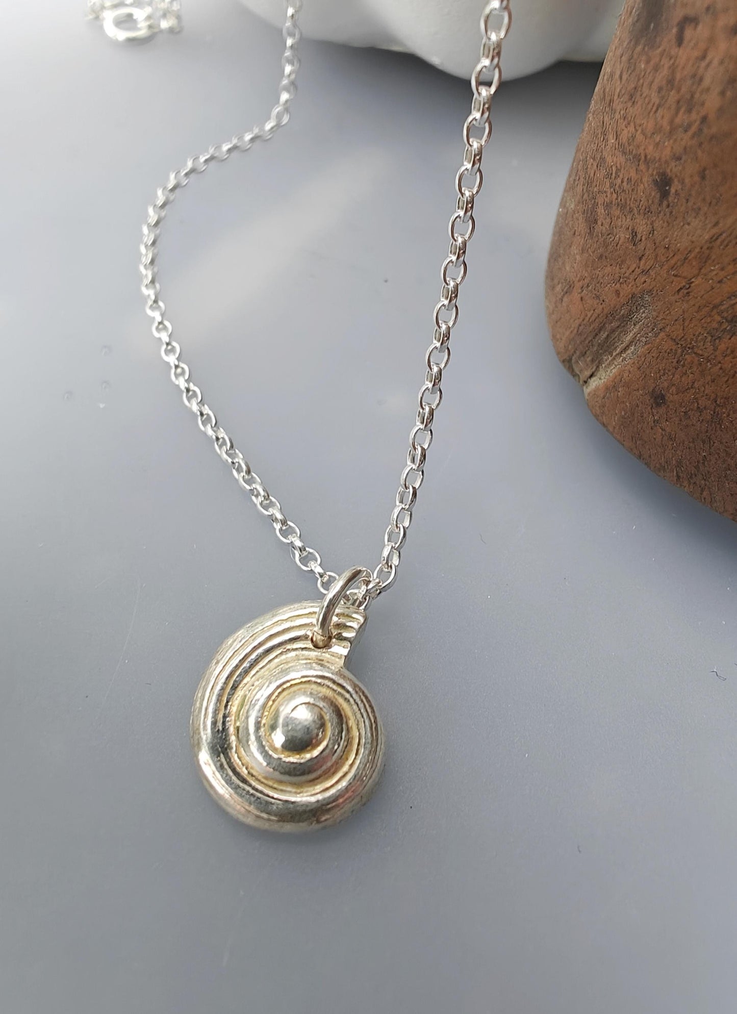 Sea shell pendant necklace