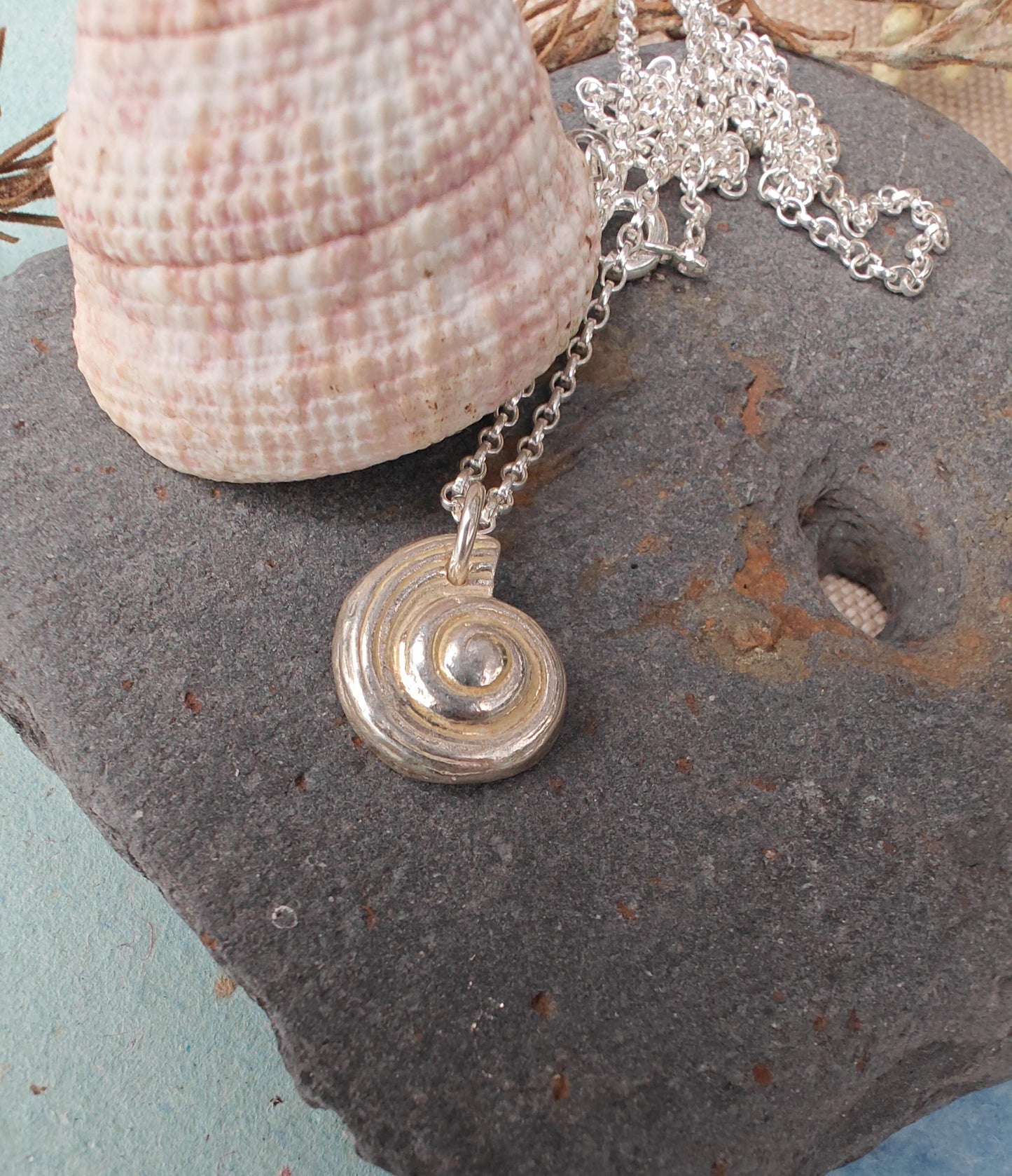 Sea shell pendant necklace