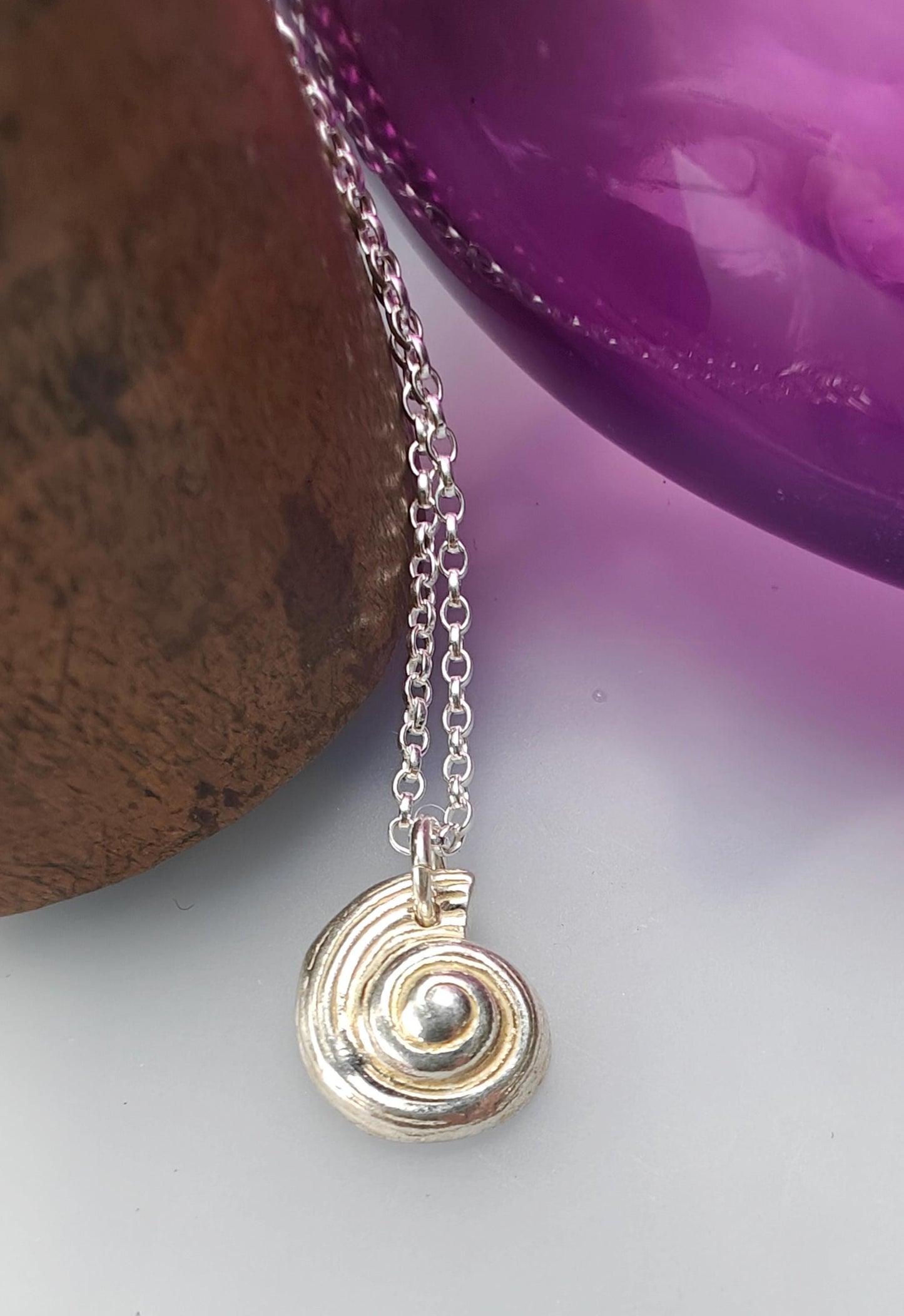 Sea shell pendant necklace