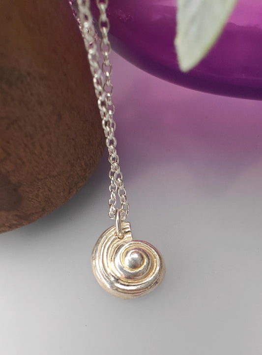 Sea shell pendant necklace